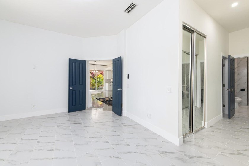 Welcome to this fully renovated 3-bedroom, 2.5-bathroom home - photo 15