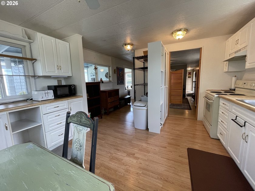 Welcome to this well kept 2 bedroom, 2 bathroom single-wide - photo 12