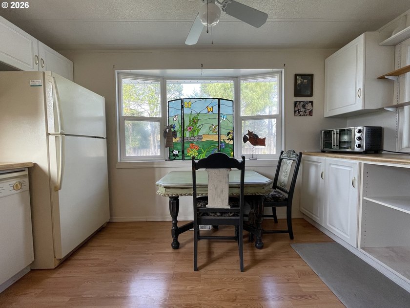 Welcome to this well kept 2 bedroom, 2 bathroom single-wide - photo 13