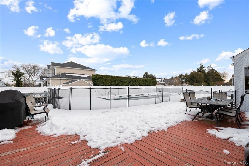 Welcome to 5 Lafayette Place in the heart of Massapequa Shores - - photo 18