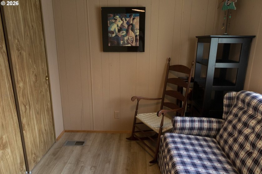 Welcome to this well kept 2 bedroom, 2 bathroom single-wide - photo 19