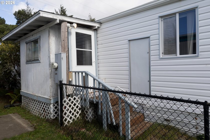 Welcome to this well kept 2 bedroom, 2 bathroom single-wide - photo 30