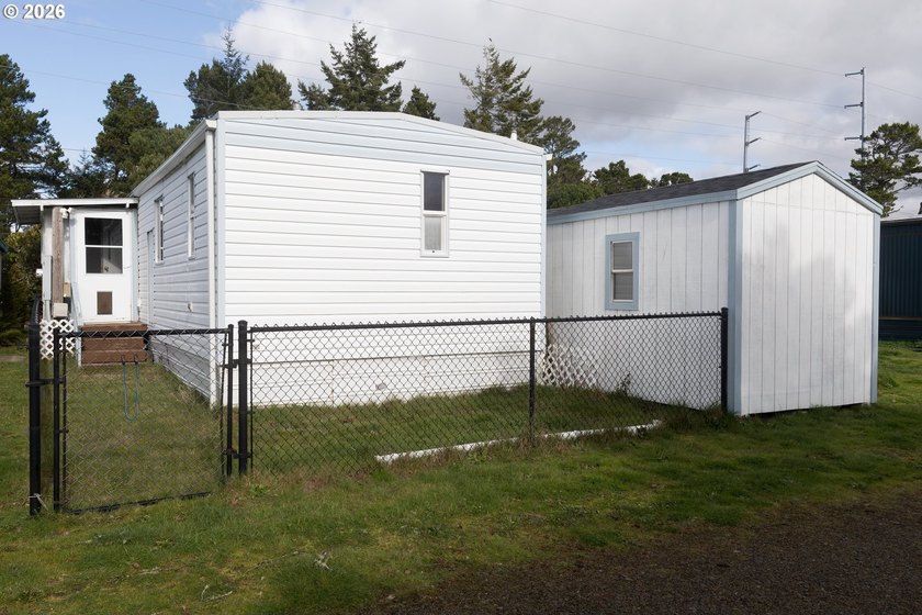 Welcome to this well kept 2 bedroom, 2 bathroom single-wide - photo 31