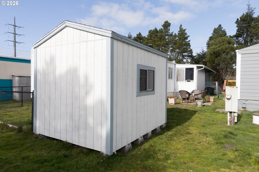Welcome to this well kept 2 bedroom, 2 bathroom single-wide - photo 32