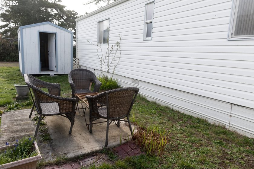 Welcome to this well kept 2 bedroom, 2 bathroom single-wide - photo 33