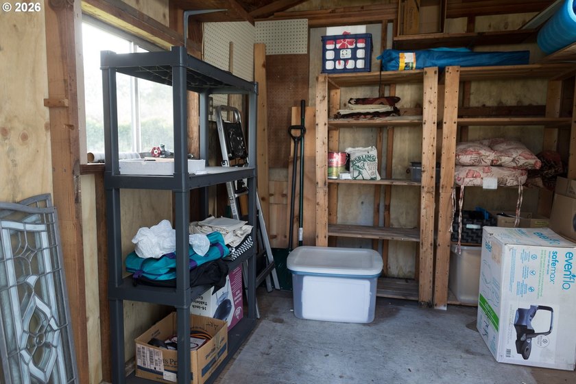 Welcome to this well kept 2 bedroom, 2 bathroom single-wide - photo 34