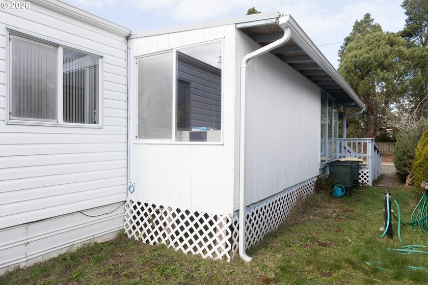 Welcome to this well kept 2 bedroom, 2 bathroom single-wide - photo 35