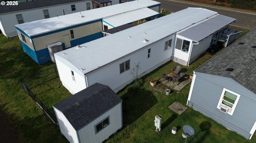 Welcome to this well kept 2 bedroom, 2 bathroom single-wide - photo 36