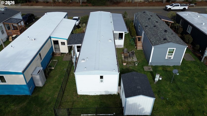 Welcome to this well kept 2 bedroom, 2 bathroom single-wide - photo 37