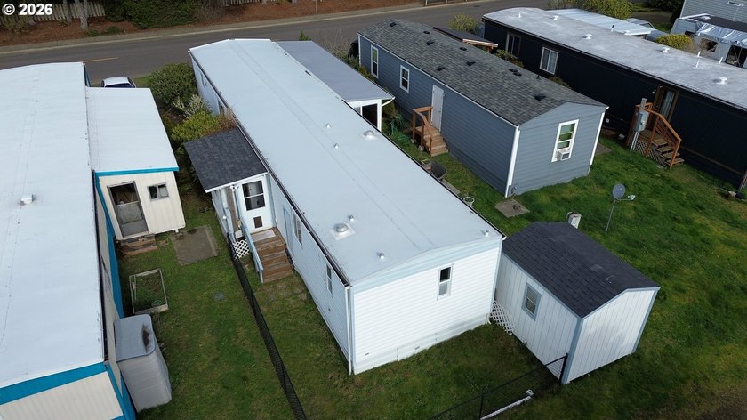 Welcome to this well kept 2 bedroom, 2 bathroom single-wide - photo 38