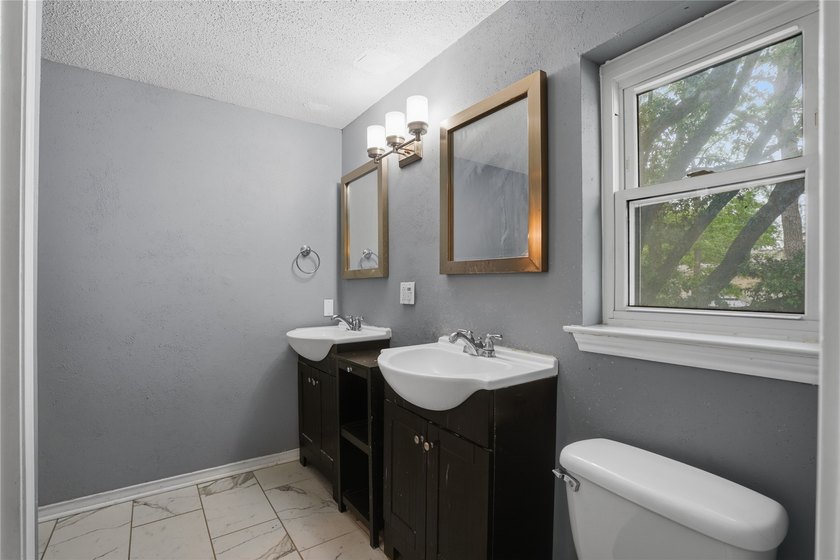 Welcome to this charming traditional-style, two-story home - photo 12