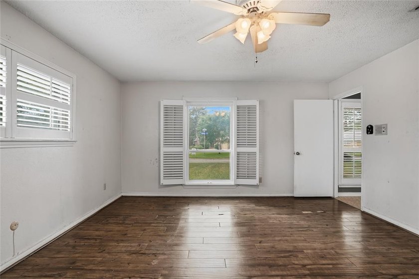 Welcome to this charming traditional-style, two-story home - photo 27