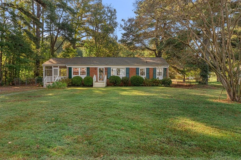Water Access/Water View Brick Rancher in the well- established - photo 2