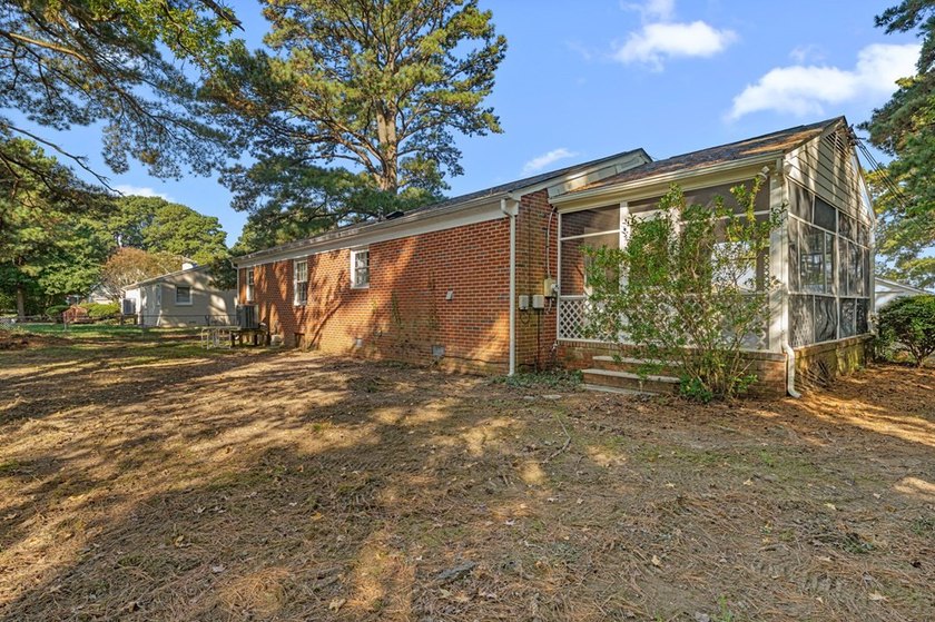 Water Access/Water View Brick Rancher in the well- established - photo 3