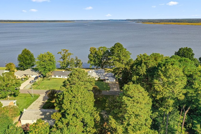 Water Access/Water View Brick Rancher in the well- established - photo 4