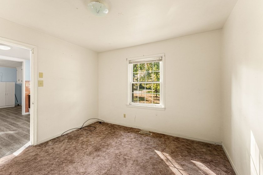 Water Access/Water View Brick Rancher in the well- established - photo 10