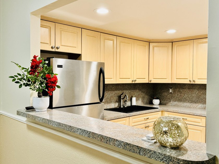 Beautiful waterfront condo located on the 1st floor with water - photo 3