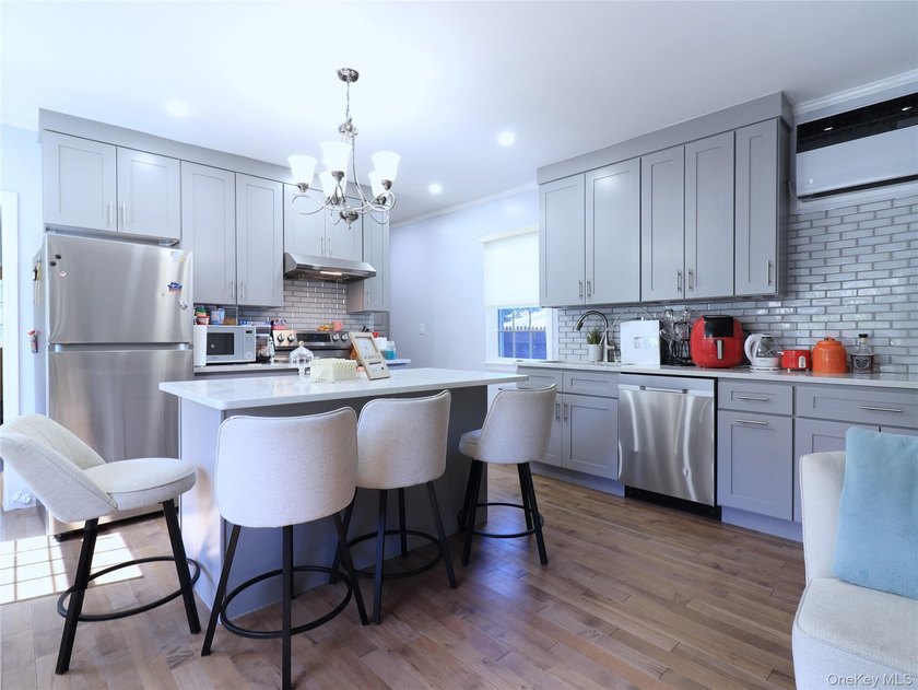 Renovated in 2020. 3 Bedrooms,1 Full Bath Cozy Colonial Zoned in - photo 13
