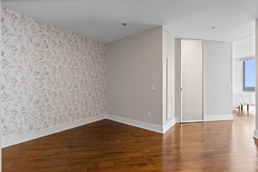 Trump Tower Deluxe 1 bedroom plus Den 1.5 bath with 1324 sq ft - photo 22