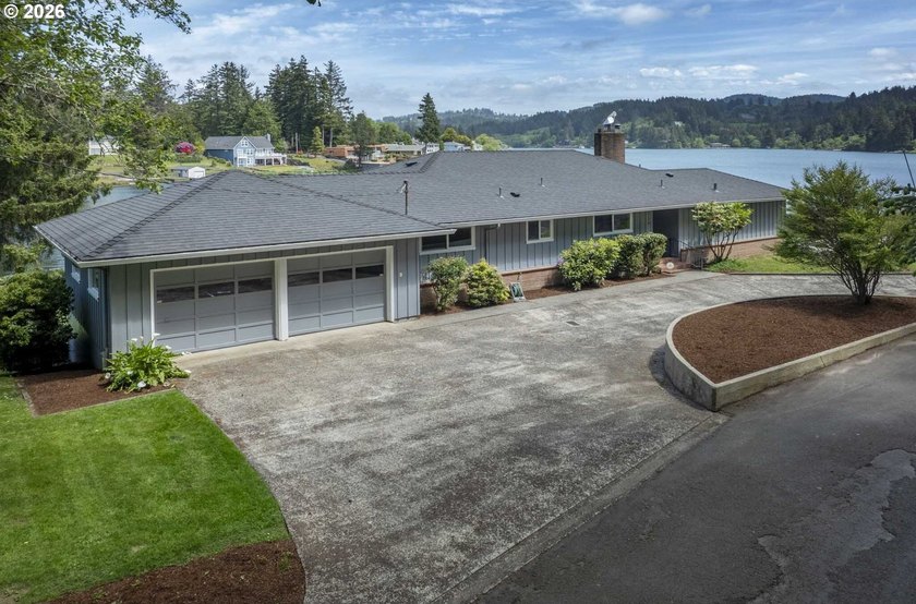 Enjoy this classic lakefront home with stunning views on the - photo 3