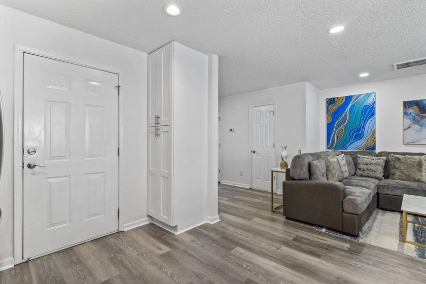Fully furnished, completely remodeled two-bedroom - photo 11