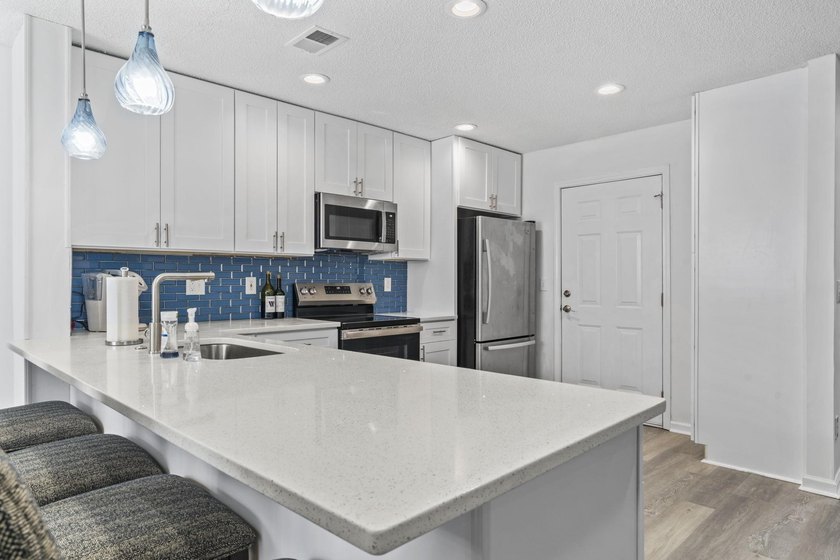 Fully furnished, completely remodeled two-bedroom - photo 13