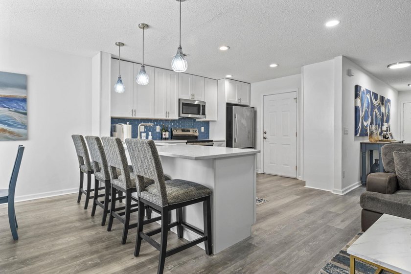 Fully furnished, completely remodeled two-bedroom - photo 16