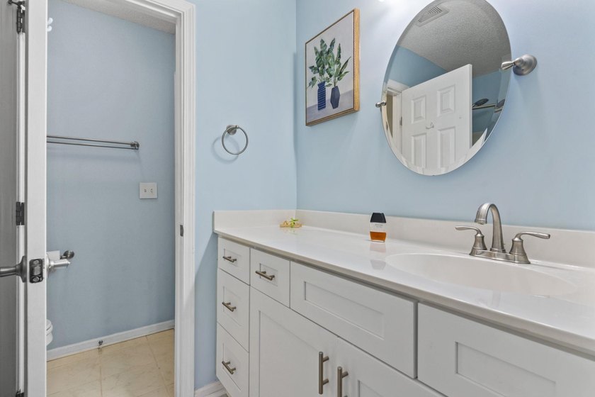 Fully furnished, completely remodeled two-bedroom - photo 21