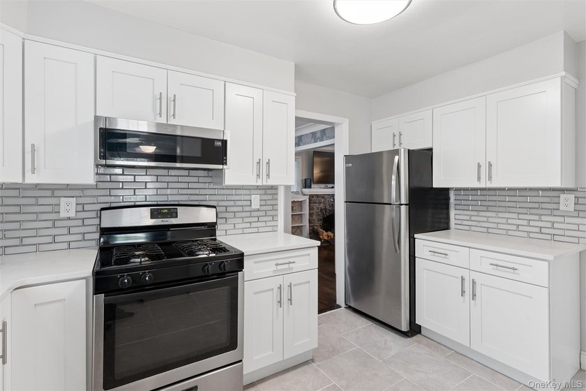 Welcome to this beautifully renovated 3-bedroom, 3-bath Colonial - photo 8