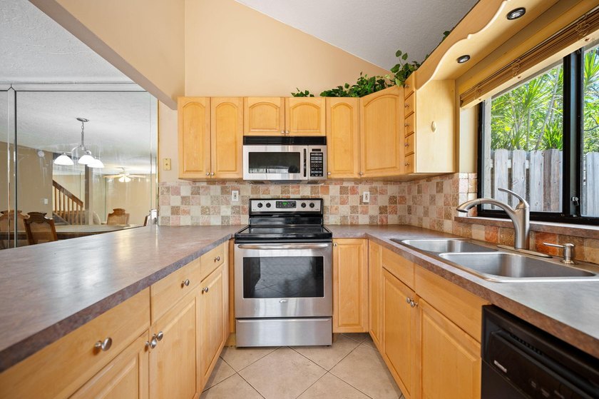 Best location in West Broward, Plantation to own this fee simple - photo 12