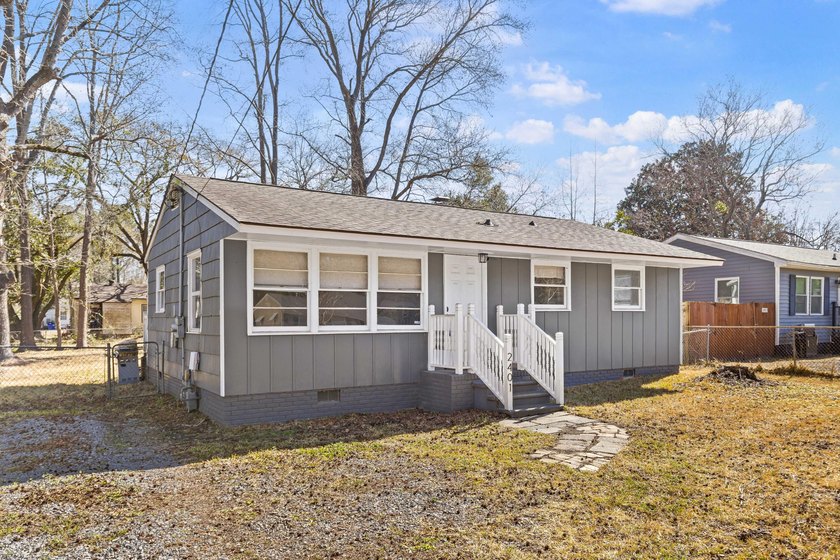 A full 2022 renovation, a big fenced yard, and a commute you can - photo 2