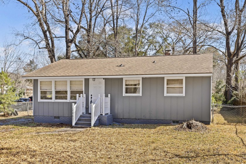 A full 2022 renovation, a big fenced yard, and a commute you can - photo 3