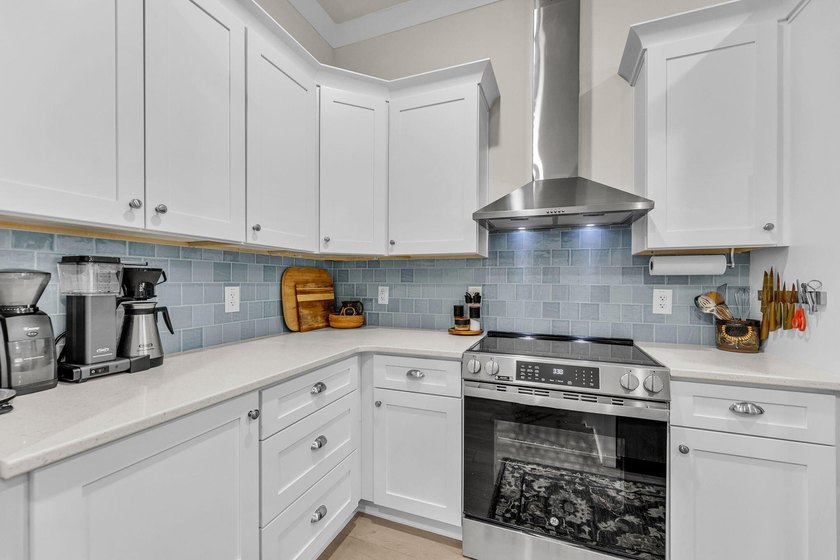 Resale unit. Lightly used as a second home and impeccably - photo 3