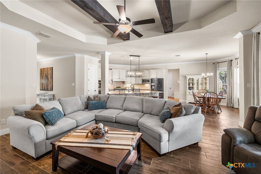 CUSTOM BUILT HOME IN A VERY PRIVATE SECLUDED NEIGHBORHOOD AWAY - photo 8