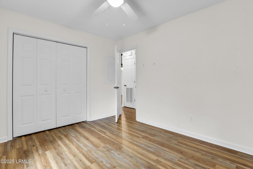 JUST REDUCED! Motivated Sellers! Fully renovated and ready for - photo 33