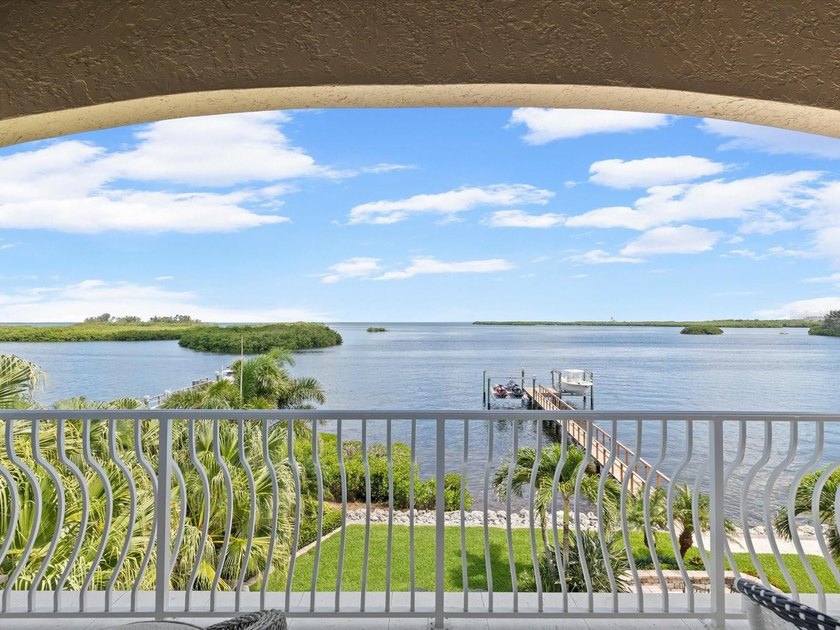 Welcome to an extraordinary waterfront estate in the prestigious - photo 44