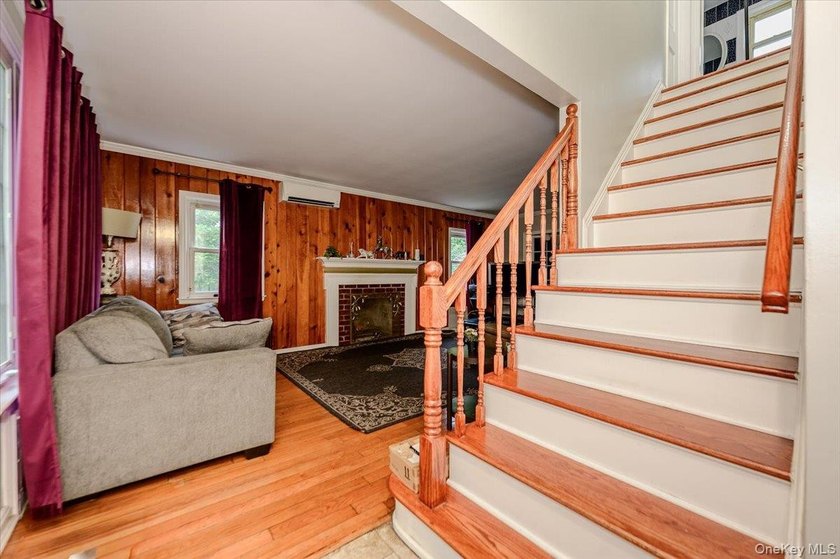 This is a well maintained and move in ready home. Three bedrooms - photo 2