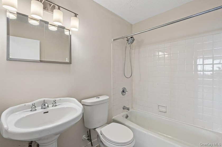 Brand new renovations in this 2 bedroom/ 2 bathroom in the - photo 12