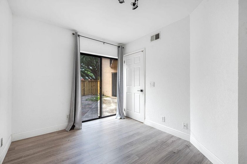 Modern, updated &amp; spacious 3BR/2.5 Bath corner townhome in one - photo 12