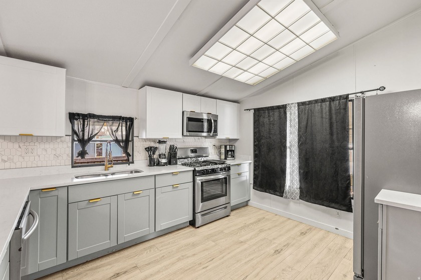 *** GORGEOUS RECENTLY REMODELED 3 BEDROOM / 2 BATH *** Open - photo 12