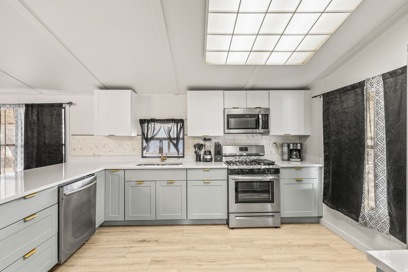 *** GORGEOUS RECENTLY REMODELED 3 BEDROOM / 2 BATH *** Open - photo 13