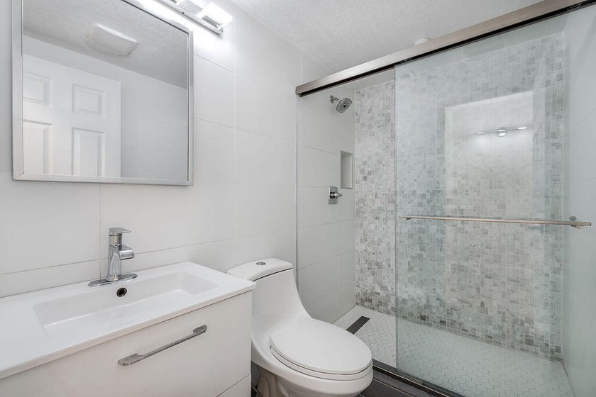 Modern, updated &amp; spacious 3BR/2.5 Bath corner townhome in one - photo 14