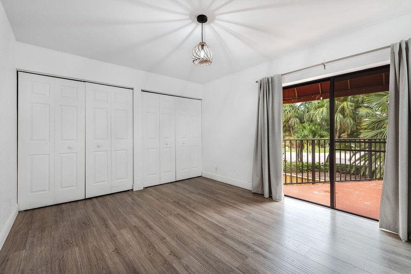 Modern, updated &amp; spacious 3BR/2.5 Bath corner townhome in one - photo 15