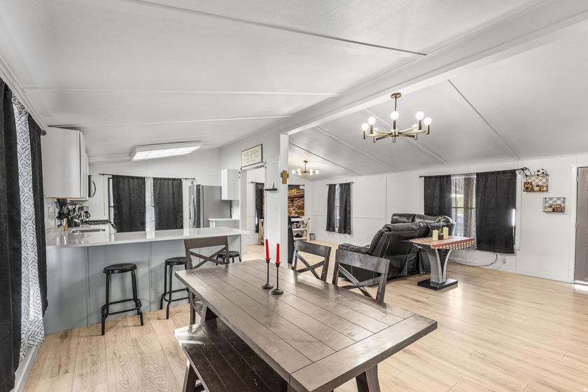 *** GORGEOUS RECENTLY REMODELED 3 BEDROOM / 2 BATH *** Open - photo 15