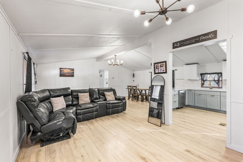 *** GORGEOUS RECENTLY REMODELED 3 BEDROOM / 2 BATH *** Open - photo 17