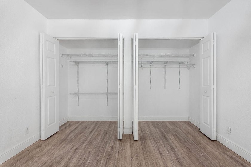 Modern, updated &amp; spacious 3BR/2.5 Bath corner townhome in one - photo 18