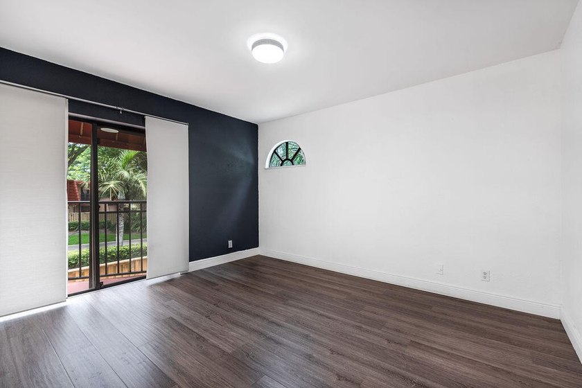 Modern, updated &amp; spacious 3BR/2.5 Bath corner townhome in one - photo 19