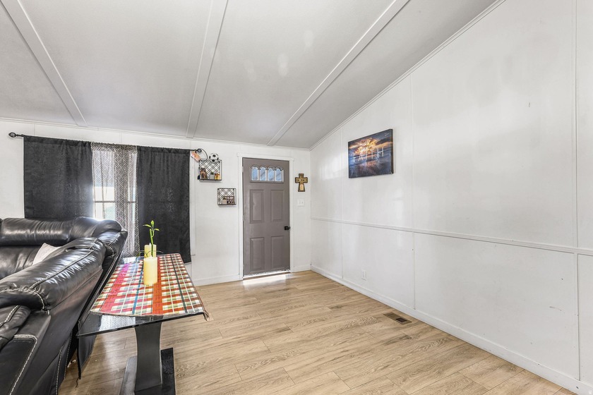 *** GORGEOUS RECENTLY REMODELED 3 BEDROOM / 2 BATH *** Open - photo 20