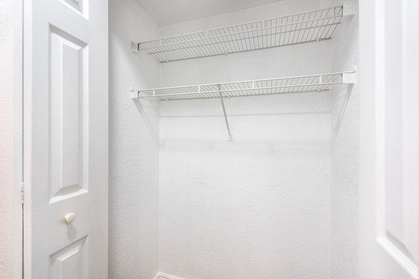 Modern, updated &amp; spacious 3BR/2.5 Bath corner townhome in one - photo 21
