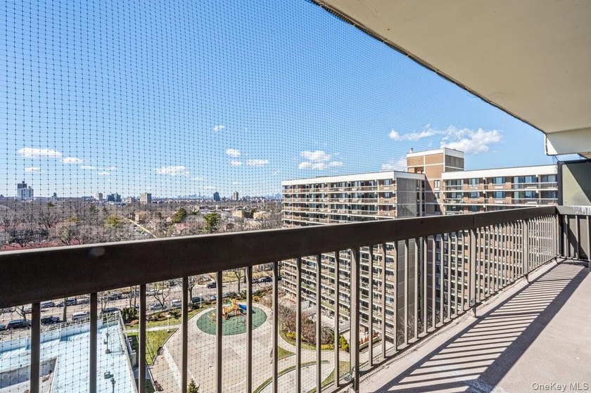 Brand new renovations in this 2 bedroom/ 2 bathroom in the - photo 22